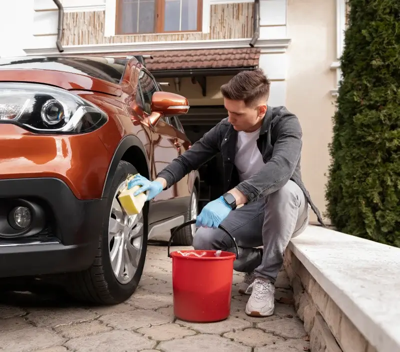 Lavage auto à domicile Saint-Restitut : professionnel intervenant sur un véhicule